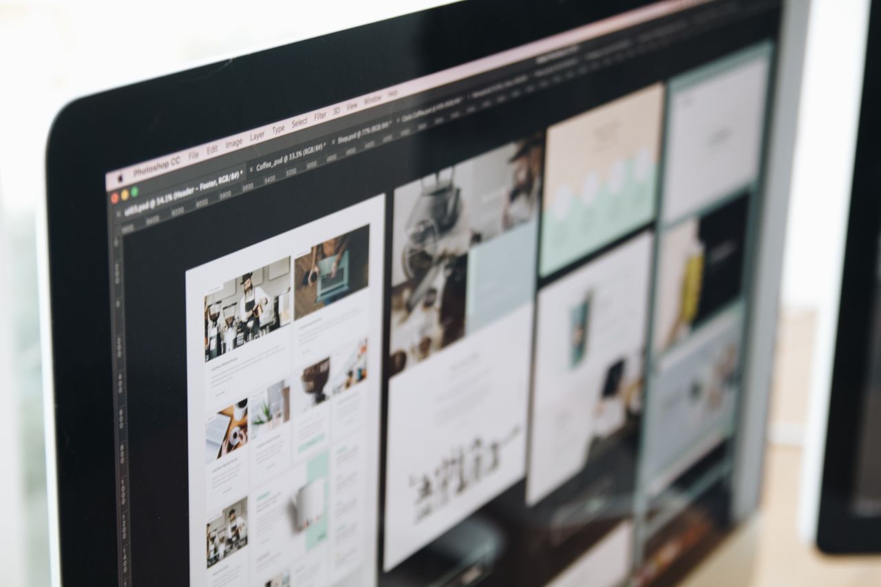 Uno schermo di computer moderno che mostra un lavoro di web design, mettendo in evidenza immagini creative in uno spazio di lavoro.